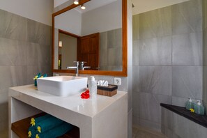 Sèche-cheveux, serviettes fournies, savon, shampoing