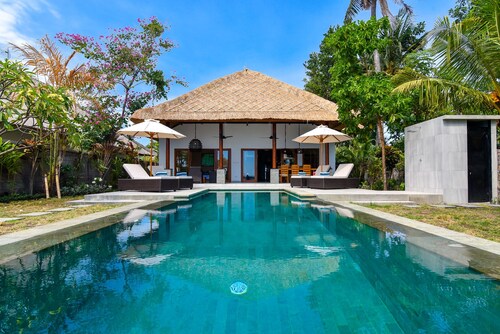 Villa Emerald - Beachfront New Build Villa