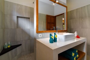 Haartrockner, Handtücher, Seife, Shampoo