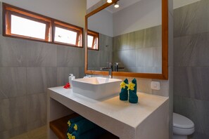 Asciugacapelli, asciugamani, sapone, shampoo
