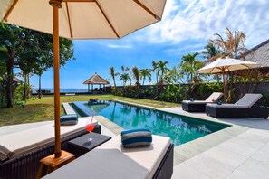 Infinity-Pool, Liegestühle