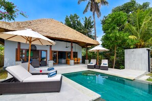 An infinity pool, pool loungers - Villa Emerald - Beachfront New Build Villa (Bali)
