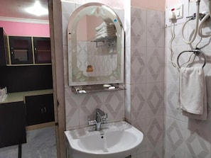 Premium Studio | Bathroom | Shower, hydromassage showerhead, towels, soap