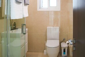 Căn hộ | Phòng tắm | Buồng tắm vòi sen, máy sấy tóc, khăn tắm, xà phòng