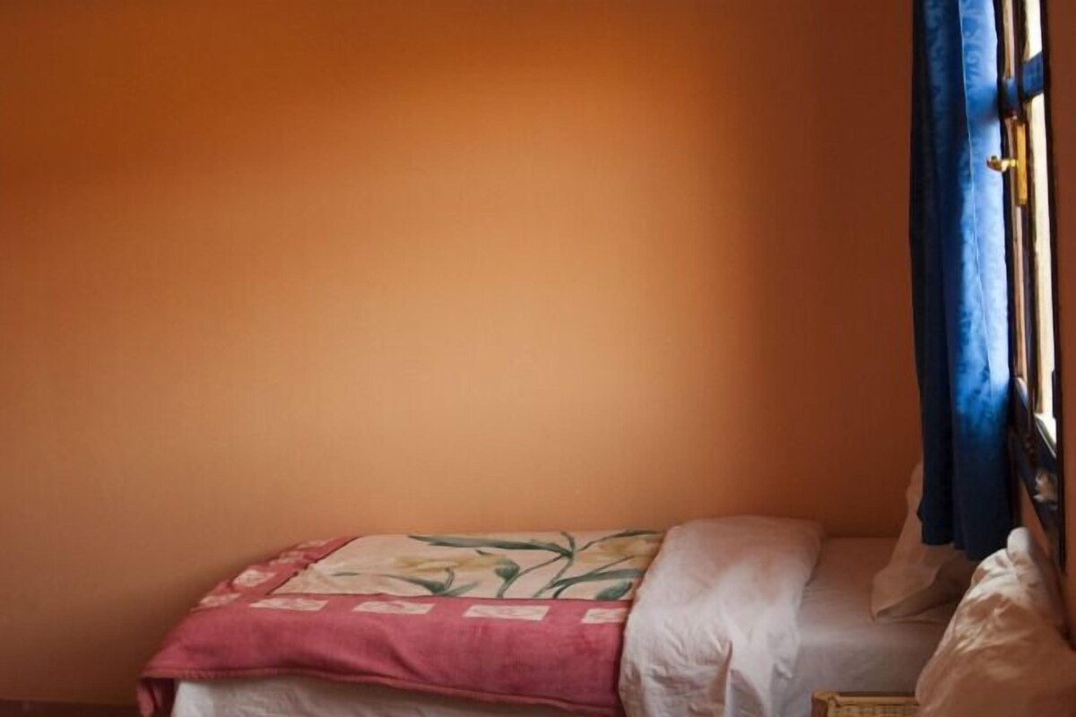 Einzelzimmer | Kostenlose Babybetten, Bettwäsche