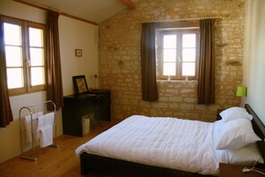 4 chambres, fer et planche à repasser, accès au Wi-Fi (inclus)