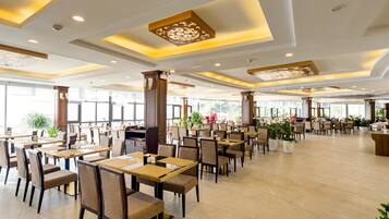 Breakfast, lunch, dinner served; local and international cuisine