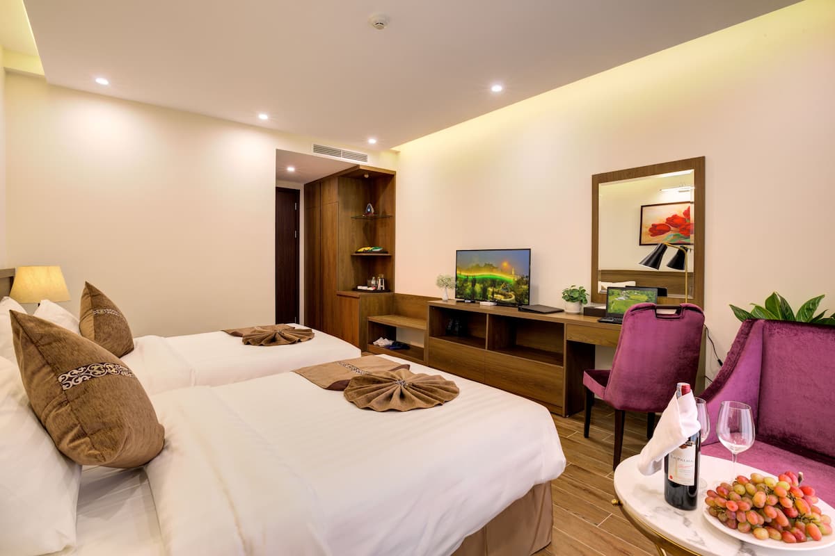 Peralatan tempat tidur premium, bar mini, peti besi dalam bilik, meja 