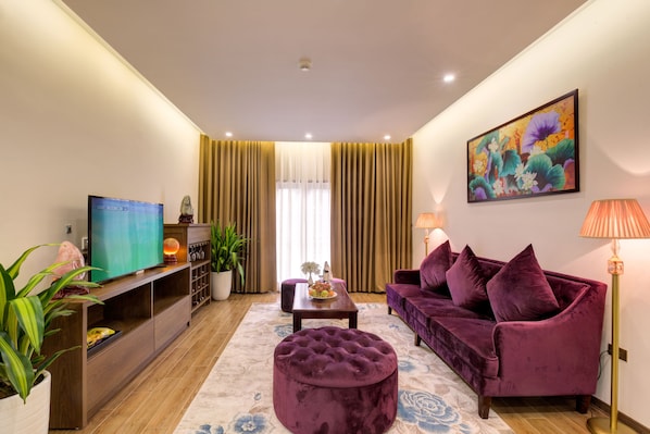 Executive Suite, Mountain View | Living room | LCD TV
