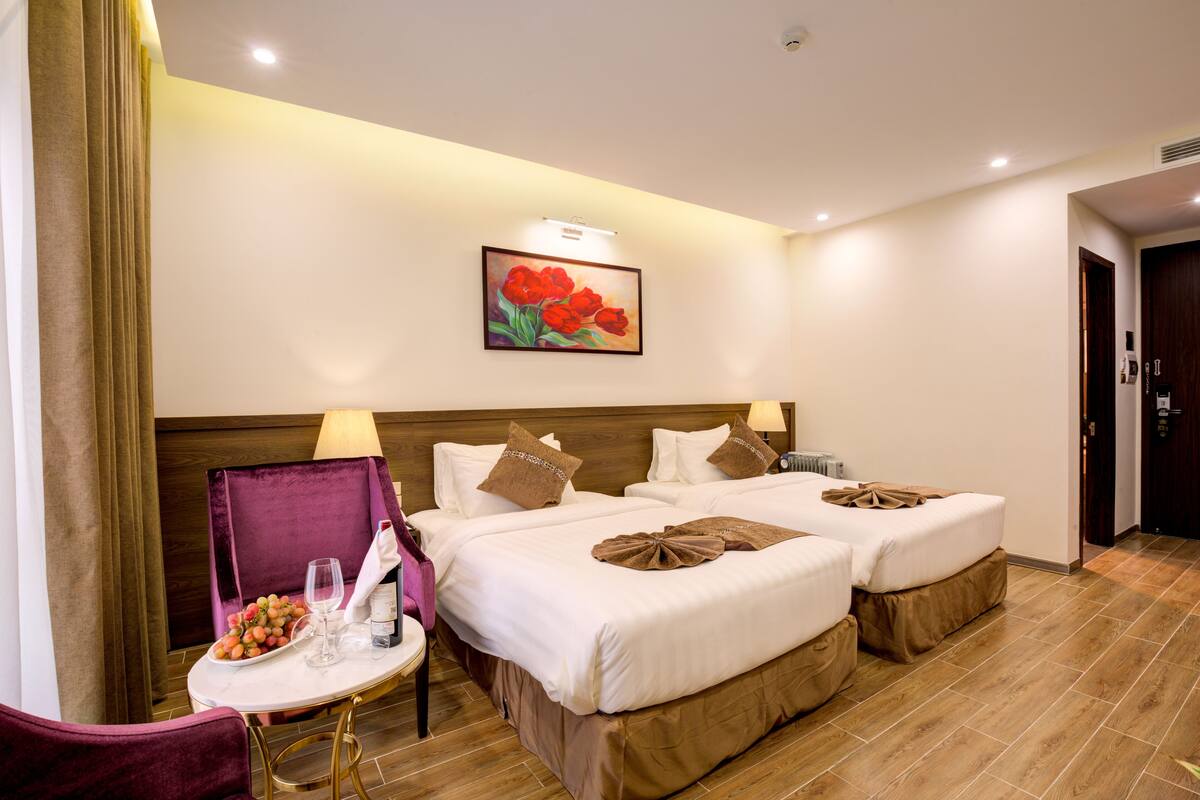 Peralatan tempat tidur premium, bar mini, peti besi dalam bilik, meja 