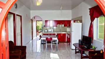 Appartement Supérieur, 3 chambres, vue mer (Lelie) | Cuisine privée | Grand réfrigérateur, micro-ondes, plaque de cuisson