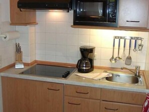 Full-sized fridge, microwave, stovetop, electric kettle