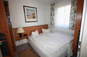 1 chambre, bureau, draps fournis