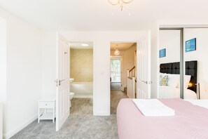 4 chambres, fer et planche à repasser, Wi-Fi gratuit, draps fournis
