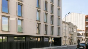 A modern building with multiple windows and a signboard. - Porto Insight Apartment Cedofeita- Balcony & Parking (Porto)