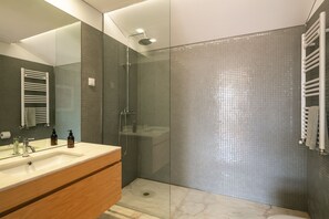 Regadera, secadora de cabello, bidet, toallas