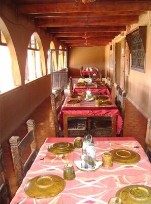 Se sirven desayunos, almuerzos, cenas y cocina local e internacional 