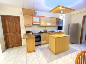 冰箱、微波炉、烤箱、炉灶