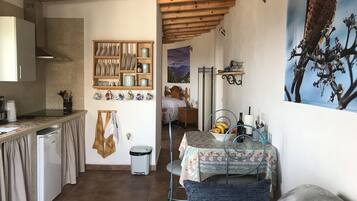 1 habitación, tabla de planchar con plancha, wifi gratis y ropa de cama
