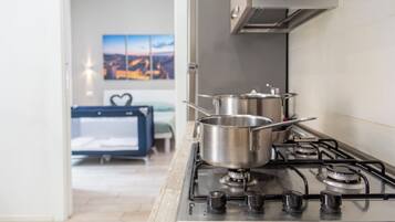 Wasserkocher mit Kaffee-/Teezubehör, Kühlschrank, Ofen, Herdplatte