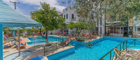 Piscine extérieure (ouverte en saison), parasols de plage