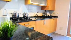 Fridge, microwave, oven, stovetop - Charming Flat in Cruzeiro Hills (Odivelas)
