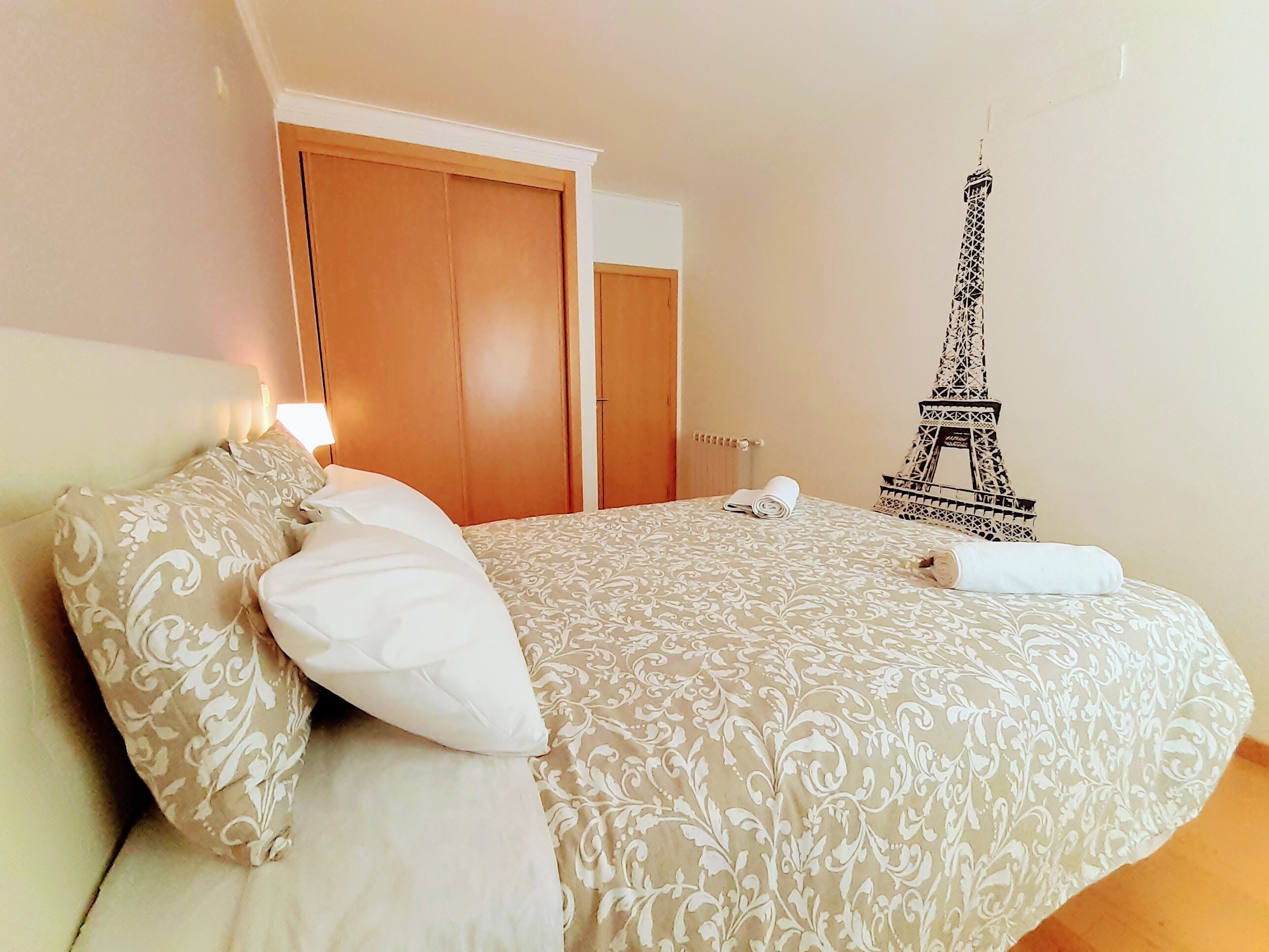 3 عدّة غرف نوم ومكواة/لوح كي وواي فاي وملاءات أسرّة