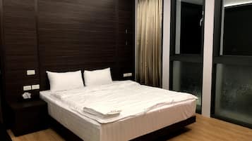 Desk, blackout curtains, soundproofing, free WiFi