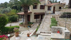 Property grounds - Palm Tree summer house (Porto Cheli)