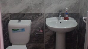 Dusche, Regendusche, kostenlose Toilettenartikel, Haartrockner