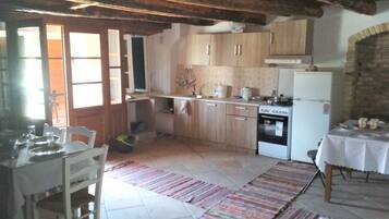 Een koelkast, een oven, een kookplaat, een vaatwasser