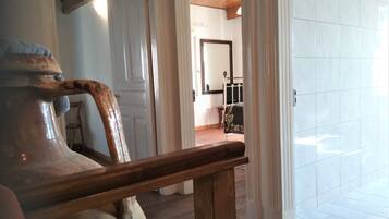 4 quartos, cofres nos quartos, ferros/tábuas de passar roupa, Wi-Fi