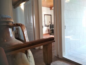 4 chambres, coffres-forts dans les chambres, fer et planche à repasser