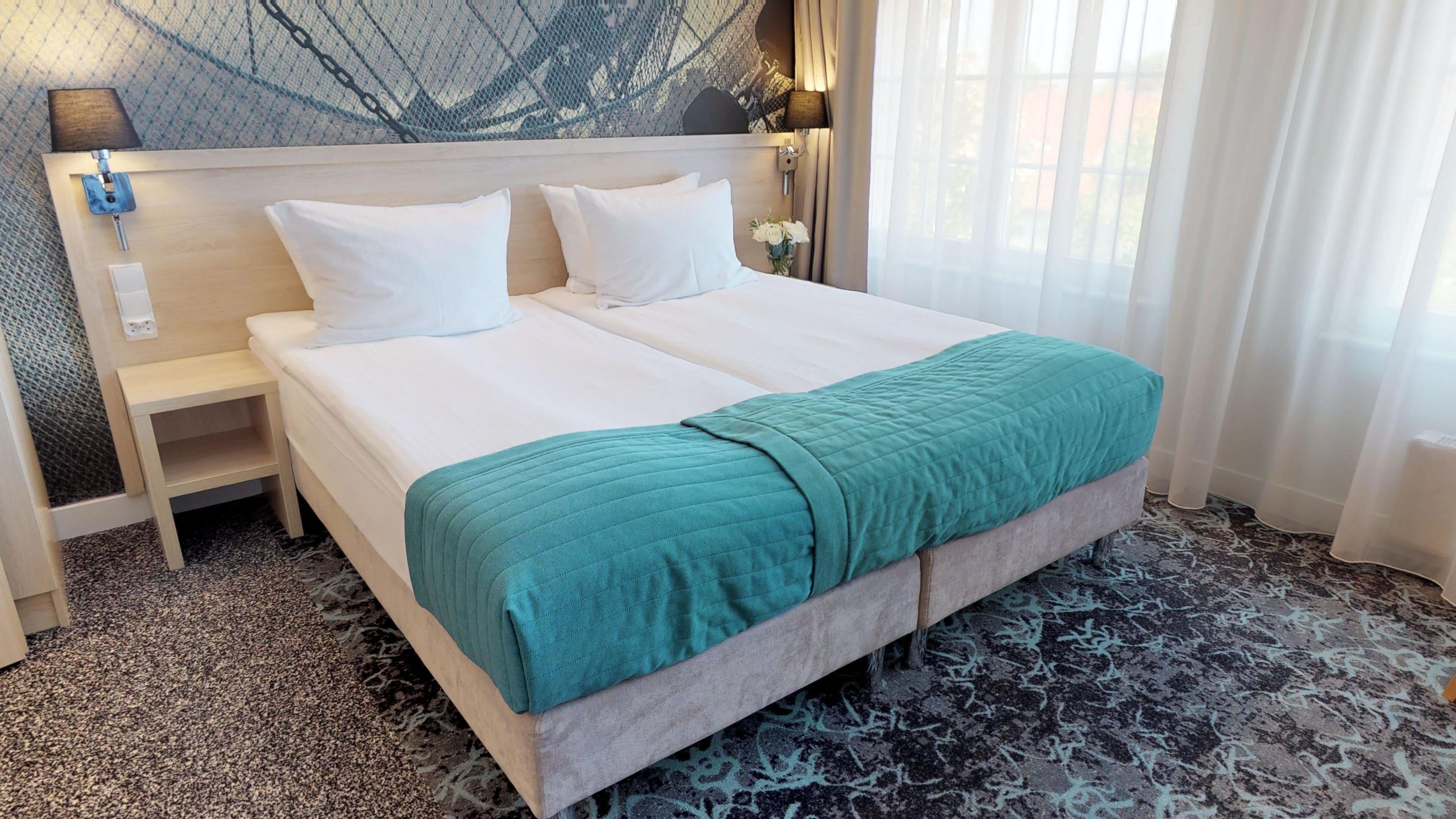 Habitación estándar doble | Caja fuerte, cortinas opacas, tabla de planchar con plancha