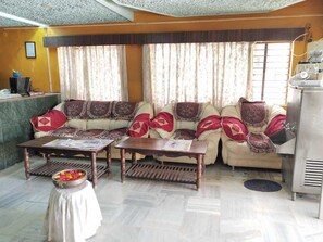 Lobby sitting area - iROOMZ Hotel Abhiman (Davanagere)