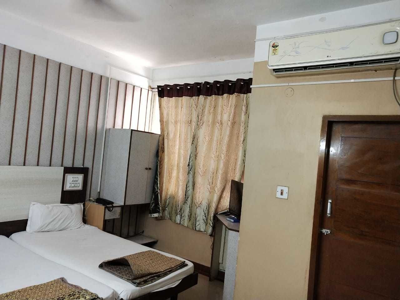 خزنة داخل الغرفة وملاءات أسرّة