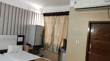 Deluxe Double Room | In-room safe, bed sheets