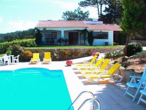 Outdoor pool, a heated pool - Vacation home with garden and private heated pool, near the beach (Colares)