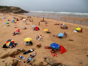 Nära stranden, solstolar och strandhanddukar