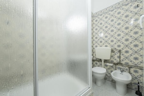 Bathroom - Private room with shared bathroom (Lisboa)