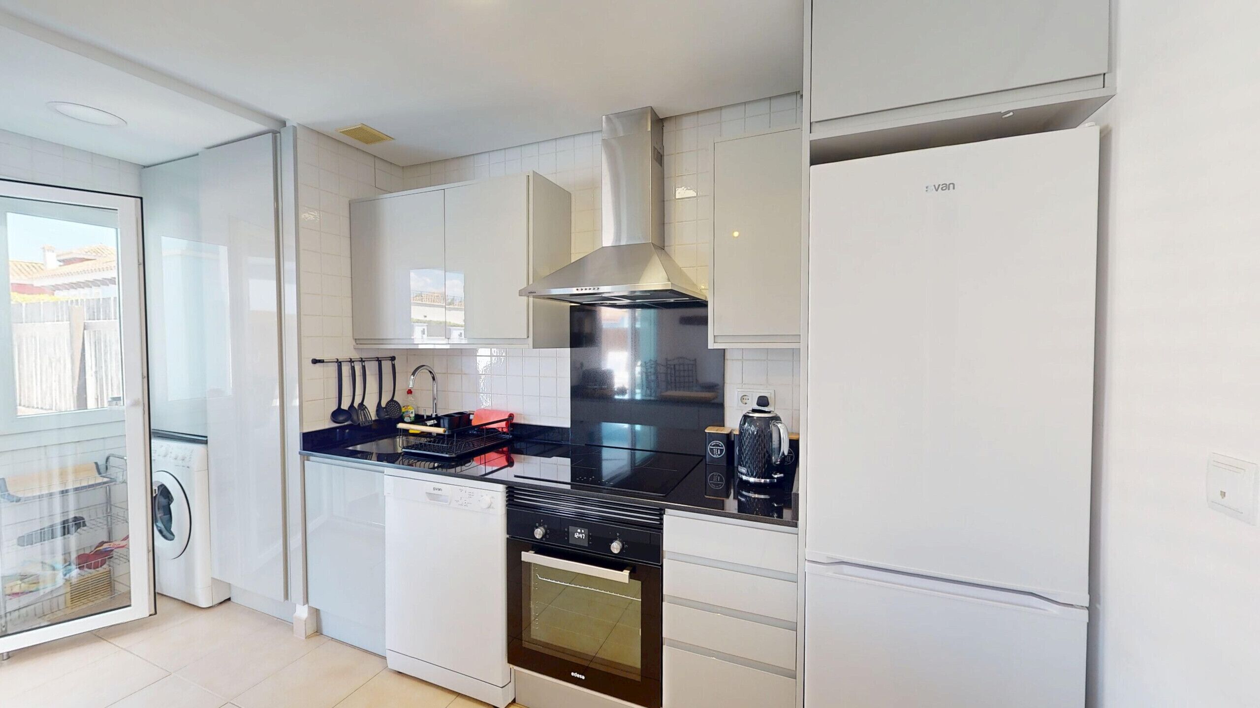 Kühlschrank, Mikrowelle, Ofen, Geschirrspüler