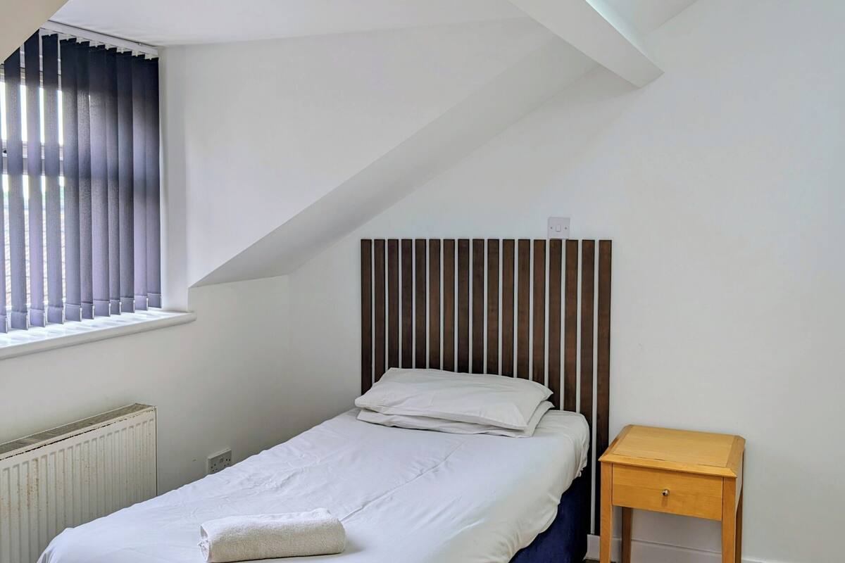 Single Room | Iron/ironing board (on request), WiFi (free), individually decorated