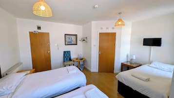 Habitación triple | Decoración individual y mobiliario individual