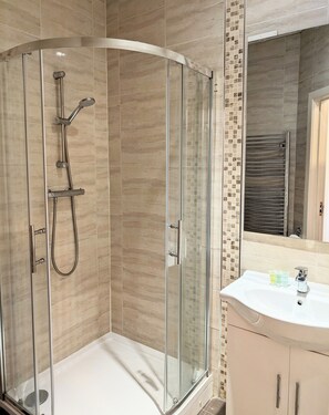 Dusche, kostenlose Toilettenartikel, Haartrockner, Handtücher