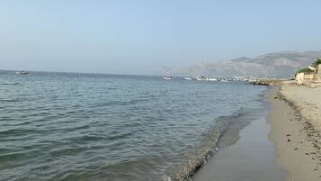 In Strandnähe, Liegestühle, Strandtücher