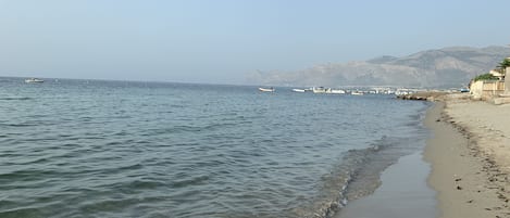 Perto da praia, espreguiçadeiras, toalhas de praia