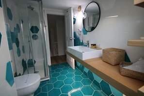 Douche, articles de toilette gratuits, sĂšche-cheveux, chaussons