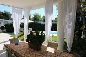 屋外ダイニングエリア