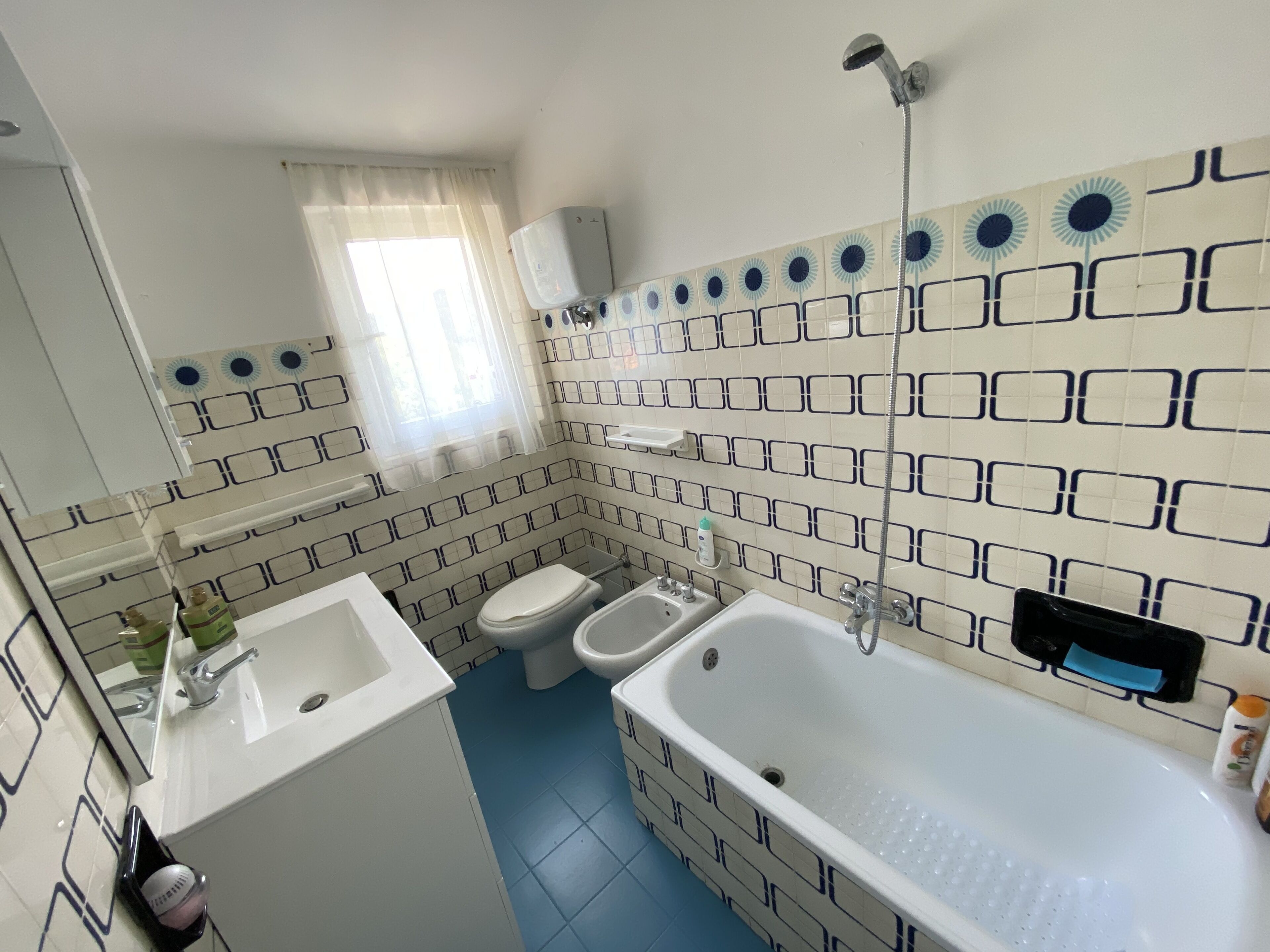 Une salle de bain avec une baignoire, deux lavabos, des toilettes et une douche.