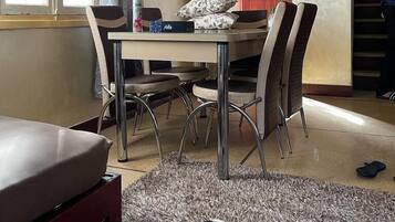 Appartement, 2 chambres | Coin séjour | TV connectée, lecteur de DVD, station d'accueil MP3